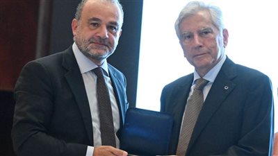 رئيس الاتحاد الدولي للسلاح يسلم الحسيني ميدالية قاعة المشاهير