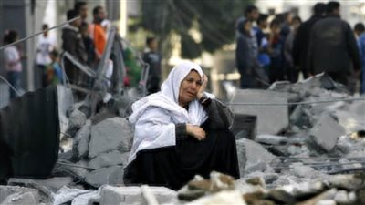 وول ستريت جورنال: الفلسطينيون يعاينون خسائرهم بغزة تزامنًا مع دخول الهدنة حيز التنفيذ