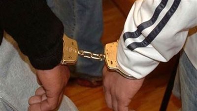 القبض على سائقين ينقبان عن خام الذهب بأسوان