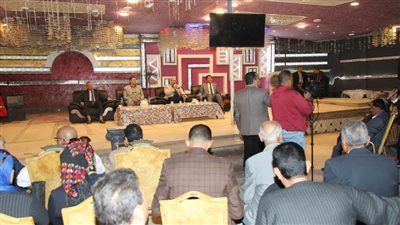 محافظ بني سويف يعقد حواراً مجتمعياً مع أهالي أهناسيا حول احتياجاتهم ومطالبهم