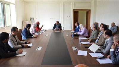 رئيس جامعة بني سويف الأهلية يعقد اجتماعًا مع منسقى البرامج