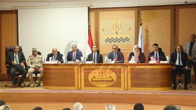 مناقشة سبل دفع الاستثمار وحل مشاكل المستثمرين وأصحاب المصانع بكفر الشيخ