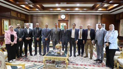 محافظ المنيا يلتقي وفد 