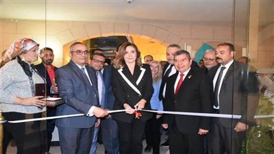 وزيرة الثقافة تفتتح معرض الفن التشكيلي 