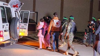 بدء تسليم 10 أسرى إسرائيليين في غزة للصليب الأحمر