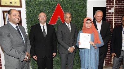 وزير العمل يسلم عقود عمل لذوي همم ببني سويف