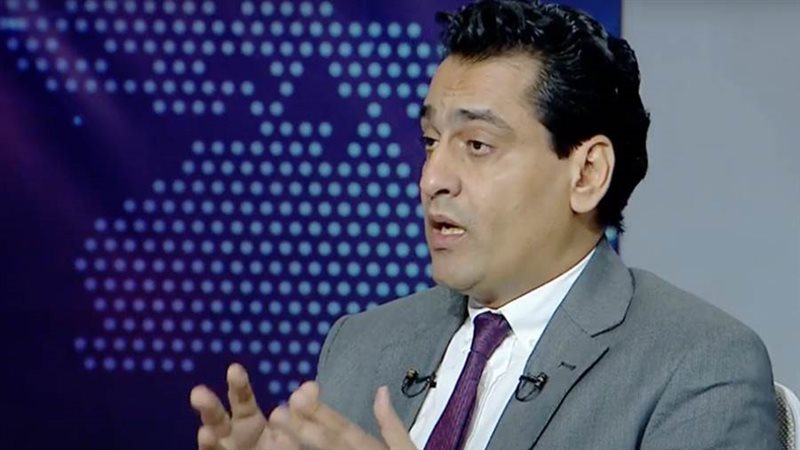 الكاتب الصحفي أيمن