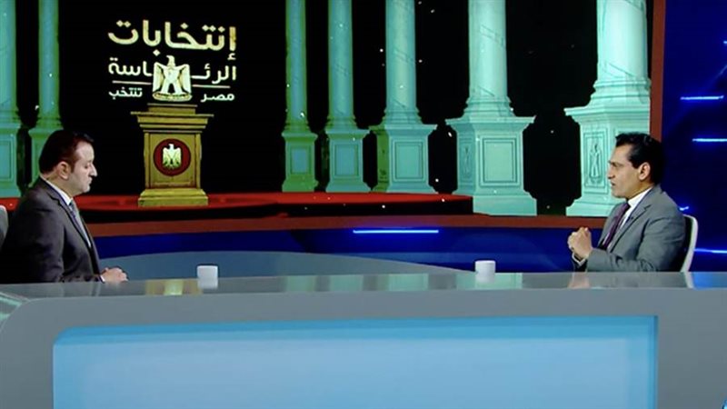 الكاتب الصحفي ايمن