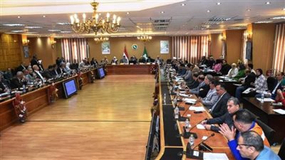 محافظ الشرقية يناقش الخطة الاستثمارية للعام المالي الحالي 