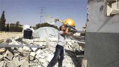 الاحتلال يجبر مقدسيًا على هدم منزله بيده