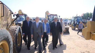 محافظ سوهاج وأعضاء لجنة وزارة التنمية المحلية يتفقدون اصطفاف المعدات