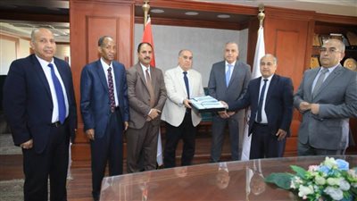 محافظ سوهاج يشهد تسليم 3000 كوبون مواد غذائية لتوزيعها على الأسر الأكثر احتياجًا