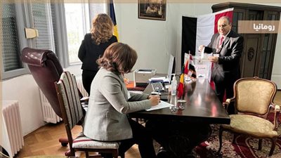 أبناء الجالية المصرية برومانيا يتوافدون على لجان الاقتراع للإدلاء بأصواتهم 