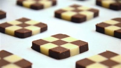 بالمقادير.. تعرفي على طريقة تحضير بسكويت الشطرنج اللذيذ