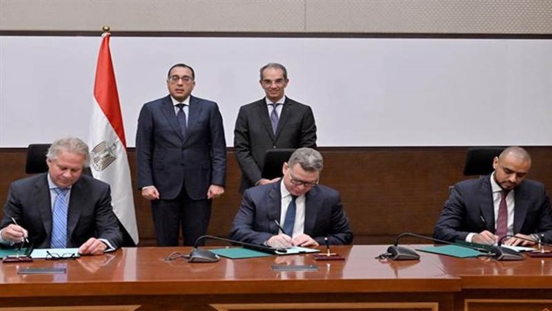 أثناء توقيع مذكرة