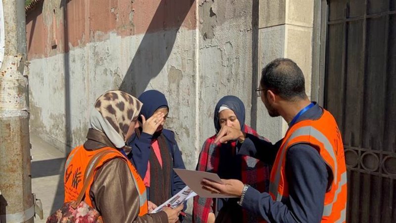 لتوعية المارة بالشارع