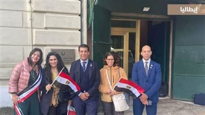 بالأعلام واللافتات.. المصريون في إيطاليا على يتوافدون على لجان الانتخابات الرئاسية
