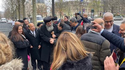 أسقف الكنيسة القبطية في باريس يتوسط الجالية المصرية أثناء التصويت بالانتخابات الرئاسية