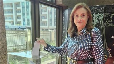 الدكتورة أماني أبوزيد تدلي بصوتها في الانتخابات الرئاسية بدبي وتشيد بالأداء الراقي 