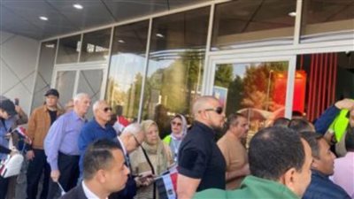 المصريون بأوروبا يواصلون التوافد على السفارات والقنصليات للمشاركة في الانتخابات الرئاسية المصرية