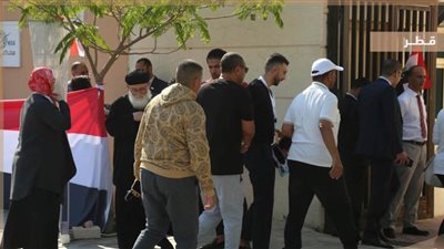 المصريون بقطر يتوافدون على السفارة المصرية للإداء بأصواتهم في الانتخابات الرئاسية