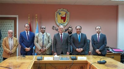 رئيس جامعة سوهاج يوقع بروتوكول تعاون مع مركز علاج الأورام