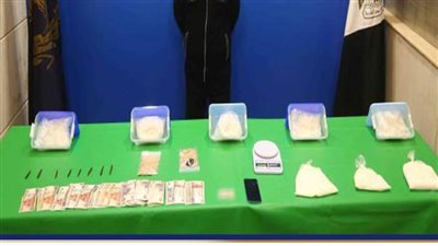 القبض على عنصر إجرامي بالقاهرة متلبسا بحيازة الشامبو والبودر والعقاقير