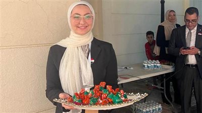 بالورد والشيكولاتة.. الجالية المصرية في قطر يحتفلون بالعرس الانتخابي