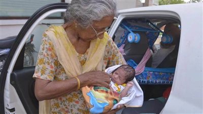 عاجل.. تحدت كل التوقعات وأنجبت طفلها الأول في عمر 72 عامًا