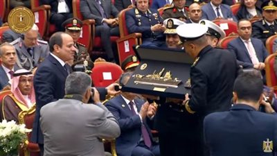 عاجل.. الرئيس السيسي يتسلم درع الفرقاطة المصرية 