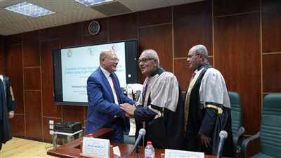 رئيس جامعة سوهاج مناقشاً برسالة دكتوراه بمستشفى الإصابات بجامعة أسيوط