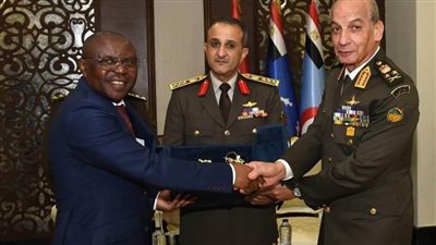 وزير الدفاع والإنتاج الحربي يلتقي عدداً من قادة الوفود العسكرية 