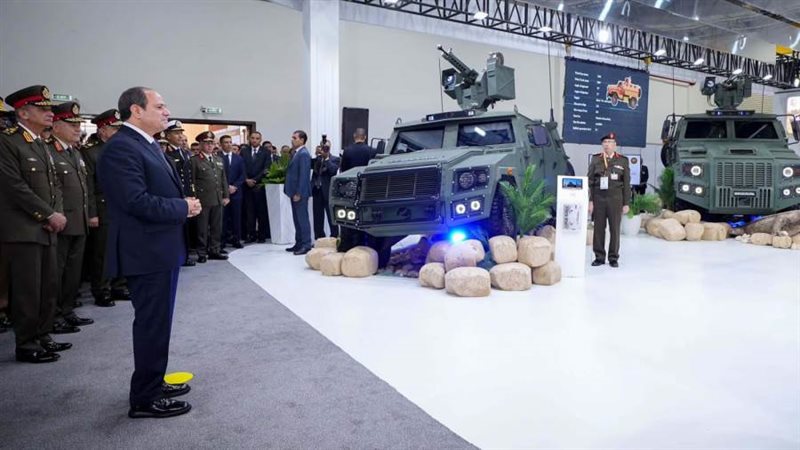 الرئيس يشاهد مدرعة