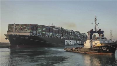 عاجل| الدفع بأربع قاطرات لتسيير سفينة حاويات بعد تعطل دفتها بـ