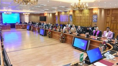 محافظ الشرقية يؤكد على الرائدات الريفيات المشاركة في الإنتخابات الرئاسية 