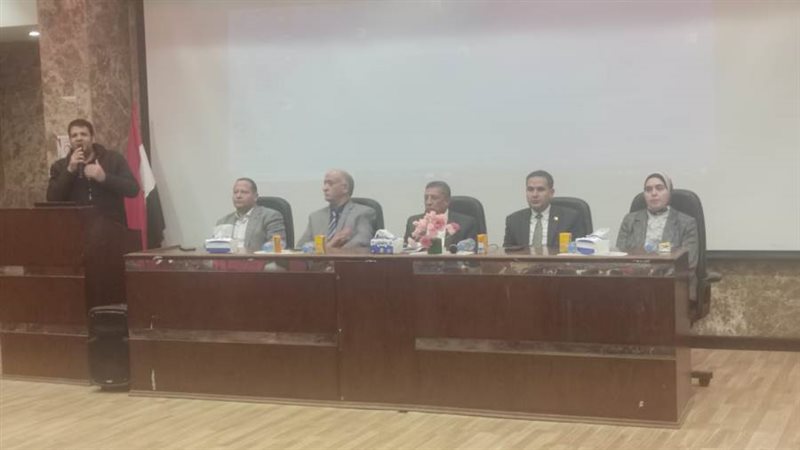 تعليم البحيرة بجناحيه