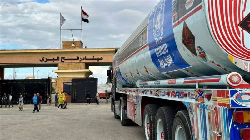 شاحنات الوقود تدخل