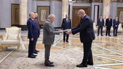سفير مصر في بغداد يقدم أوراق اعتماده إلى رئيس العراق