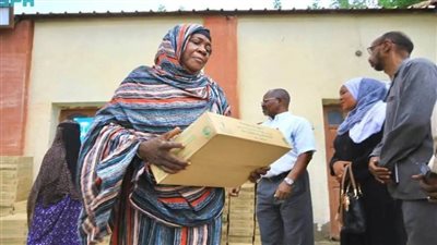 مركز الملك سلمان للإغاثة يوزع كراتين التمر في ولايات السودان