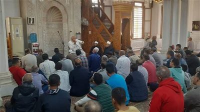 محافظ الوادي الجديد يلتقي المواطنين عقب صلاة الجمعة بمسجد ناصر بالخارجة