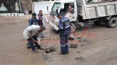 تطهير شبكات صفايات الأمطار وخطوط الصرف الصحي استعدادا للتقلبات الجوية
