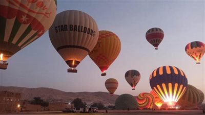 780 سائحًا من مختلف الجنسيات العالمية على متن 28 رحلة بالون طائر بسماء الأقصر