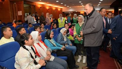 محافظ أسيوط يشهد عرض 