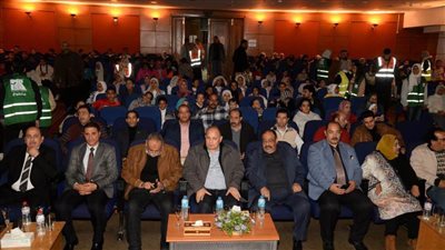 محافظ أسيوط يشهد العرض المسرحي 