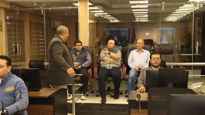 مركز السيطرة يجري بثًا مباشرًا من أمام اللجان الانتخابية ببني سويف