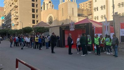 عاجل.. احتشاد للمواطنين أمام المقرات الانتخابية انتظاراً للإدلاء بأصواتهم في القاهرة