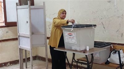 عاجل.. نقيب التمريض تدلي بصوتها في الانتخابات الرئاسية بالجيزة