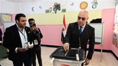 وزير الإسكان يُدلي بصوته في الانتخابات الرئاسية ويدعو المصريين للمشاركة الإيجابية