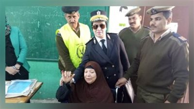 في لفتة إنسانية .. قوات الشرطة تساعد مسنة للإدلاء بصوتها في انتخابات الرئاسة 2024