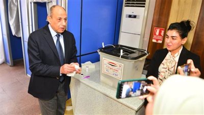 وزير الطيران المدني يدلي بصوته في الانتخابات الرئاسية بمقر اللجنة الانتخابية في مطار القاهرة الدولي